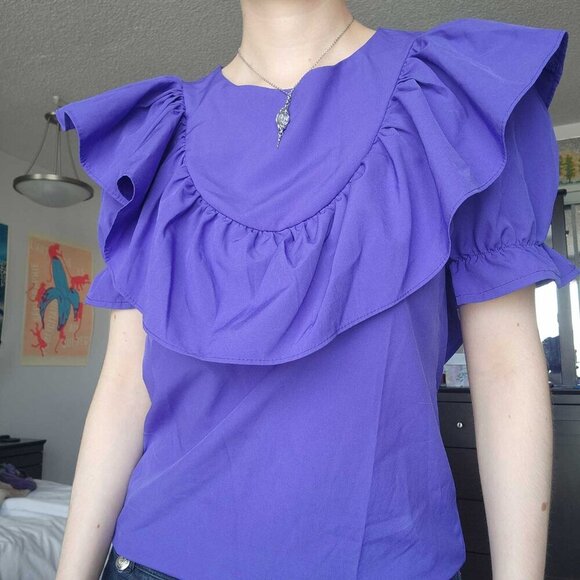 Vintage 80s purple short-sleeved top with puffy sleeves and big ruffled collar - Picture 2 of 14